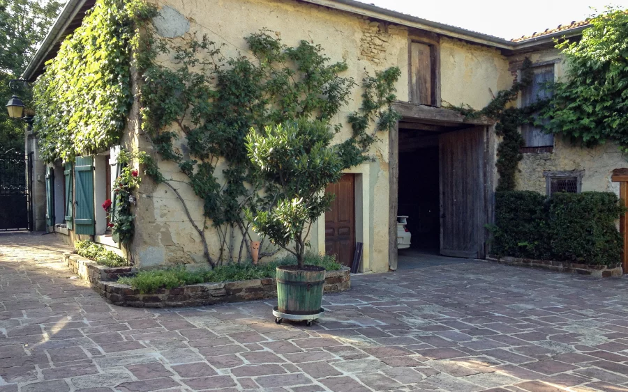 Façade de la propriété avec moulin ancien en Haute-Marne à vendre - Arrière-Cour, agence immobilière spécialisée en Haute-Marne