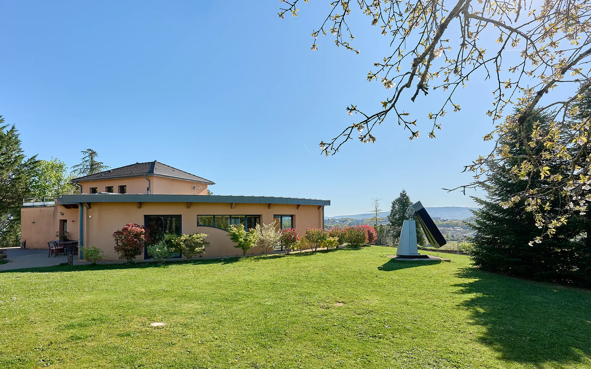 Façade de la villa contemporaine sur les hauteurs des Montboucons à vendre - Arrière-Cour, agence immobilière spécialisée dans le Doubs