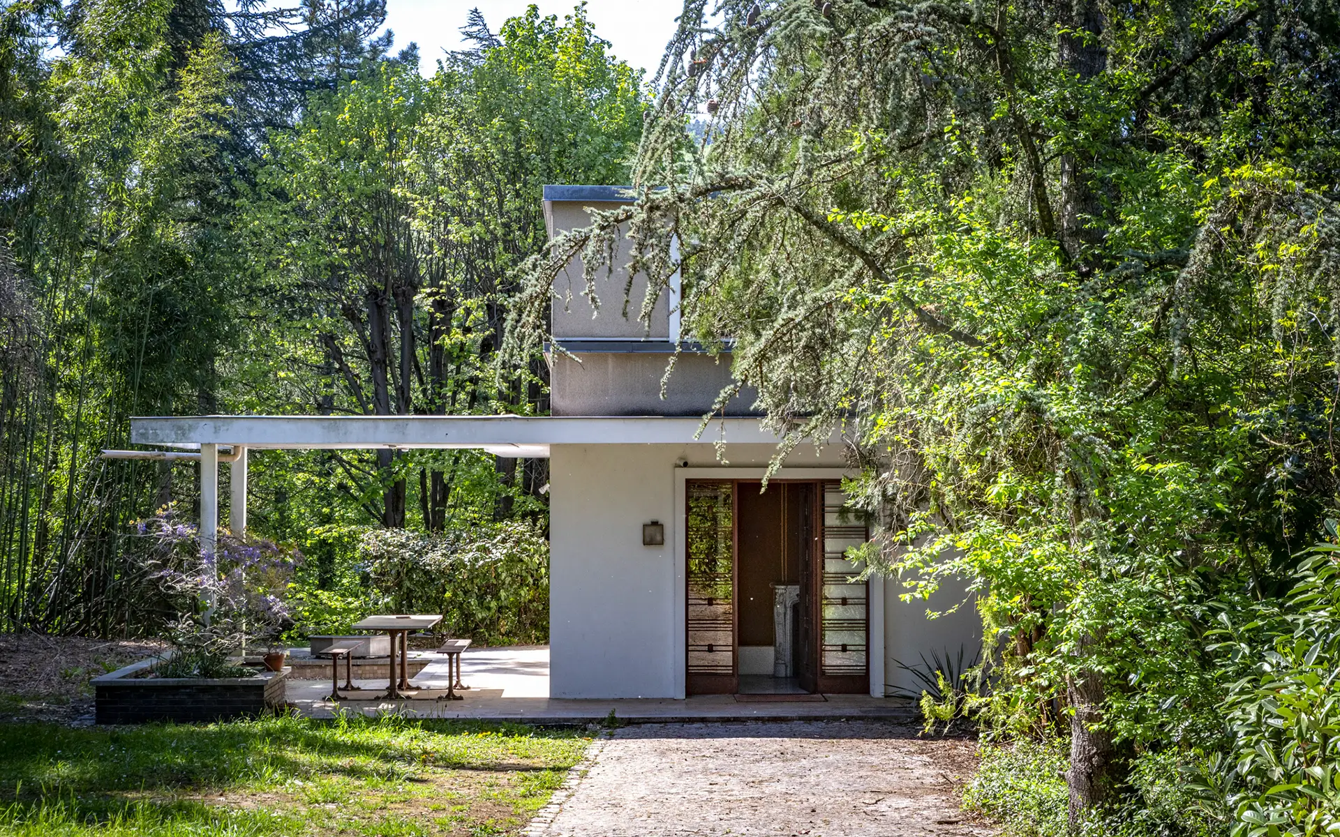 Façade d'une maison dans un parc à Curis-au-Mont-d’Or à vendre - Arrière-Cour, agence immobilière spécialisée dans le Rhône