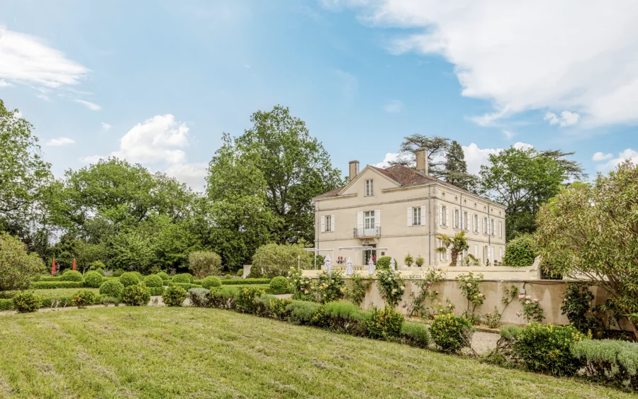 Jardin et façade du manoir néoclassique en Occitanie à vendre - Arrière-Cour, agence immobilière spécialisée en Occitanie