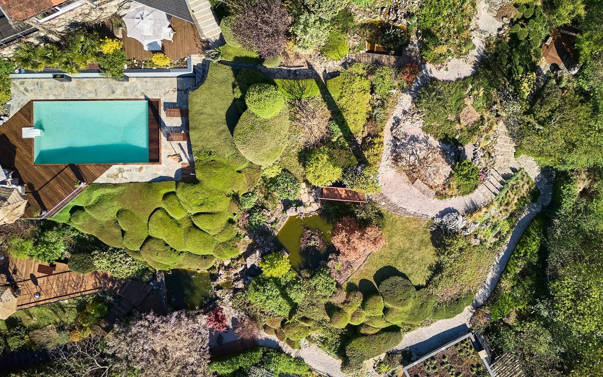 Jardin et piscine des terrasses de Besançon à vendre - Arrière-Cour, agence immobilière spécialisée dans le Doubs