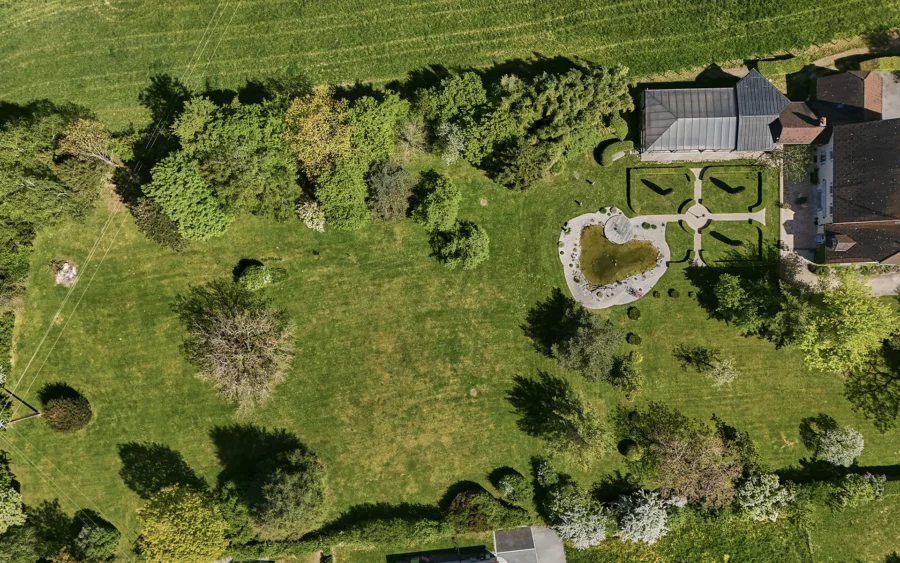 Jardin sur le Prieuré de l’étoile aux portes de Lons-le-Saunier à vendre - Arrière-Cour, agence immobilière spécialisée dans le Jura