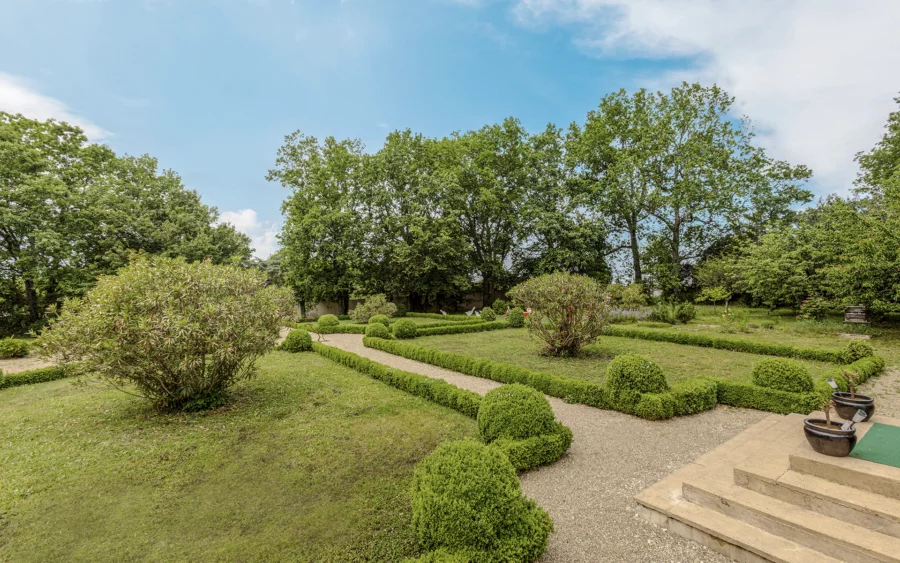 Jardin du manoir néoclassique en Occitanie à vendre - Arrière-Cour, agence immobilière spécialisée en Occitanie
