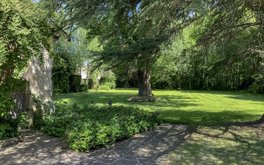 Jardin de la propriété avec moulin ancien en Haute-Marne à vendre - Arrière-Cour, agence immobilière spécialisée en Haute-Marne