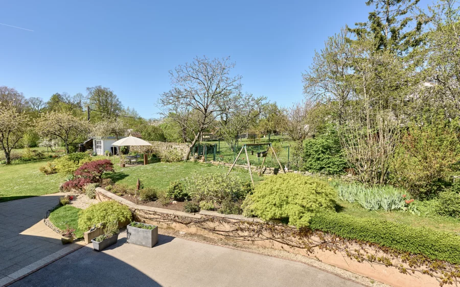 Jardin de la villa contemporaine sur les hauteurs des Montboucons à vendre - Arrière-Cour, agence immobilière spécialisée dans le Doubs