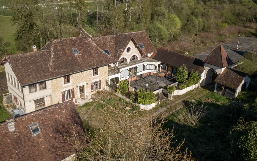Les dépendances du domaine du XVe siècle à Domblans à vendre - Arrière-Cour, agence immobilière spécialisée dans le Jura