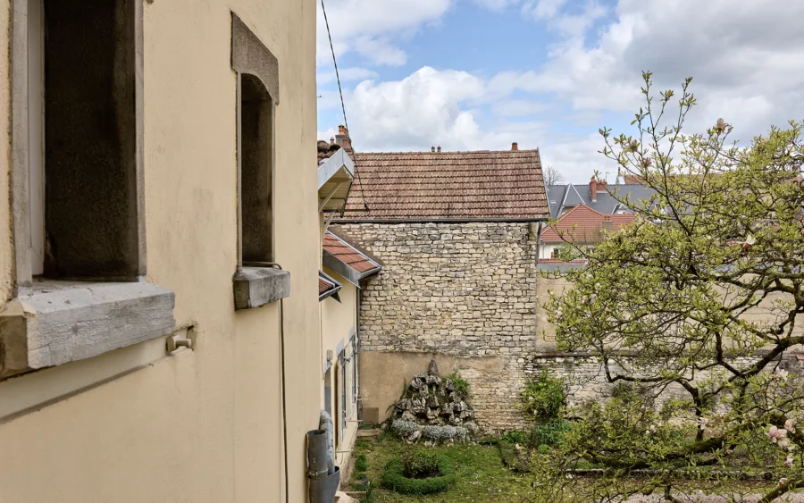 Nature de l'appartement de caractère aux Chaprais à vendre - Arrière-Cour, agence immobilière spécialisée dans le Doubs