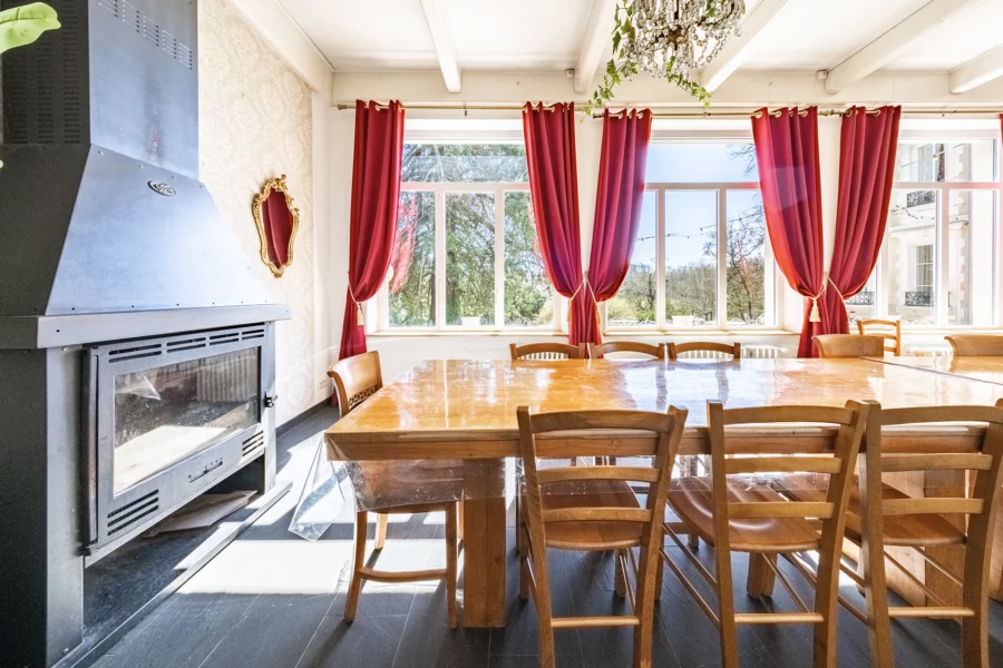 Orangerie du château et ses dépendances en Bourgogne à vendre - Arrière-Cour, agence immobilière spécialisée en Bourgogne