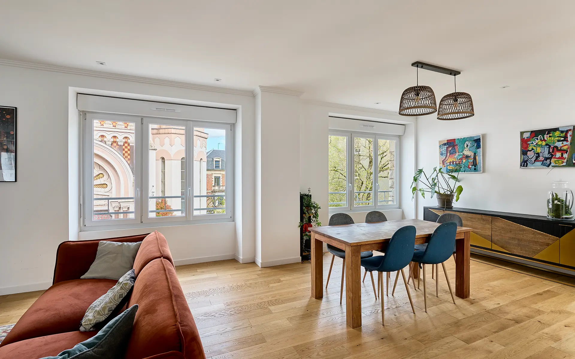 Pièce à vivre de l'appartement rénové avec terrasse Besançon à vendre - Arrière-Cour, agence immobilière spécialisée dans le Doubs