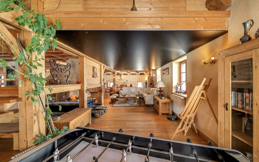 Pièce à vivre de la ferme rénovée aux Rousses dans le Jura à vendre - Arrière-Cour, agence immobilière spécialisée dans le Jura