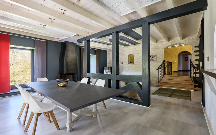 Pièce à vivre du moulin XVIIIe siècle rénové, à Rioz à vendre - Arrière-Cour, agence immobilière spécialisée en Haute-Saône