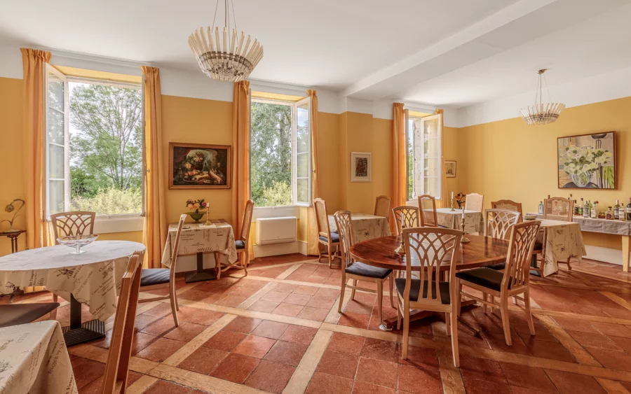 Pièce à vivre du manoir néoclassique en Occitanie à vendre - Arrière-Cour, agence immobilière spécialisée en Occitanie