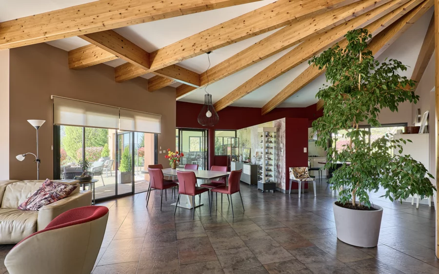 Pièce à vivre de la villa contemporaine sur les hauteurs des Montboucons à vendre - Arrière-Cour, agence immobilière spécialisée dans le Doubs