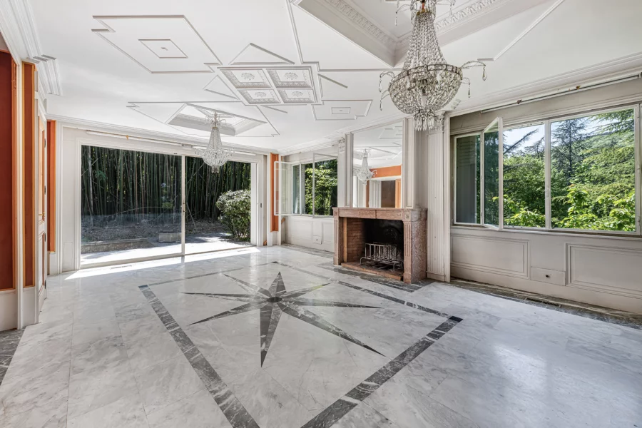 Pièce à vivre d'une maison dans un parc à Curis-au-Mont-d’Or à vendre - Arrière-Cour, agence immobilière spécialisée dans le Rhône