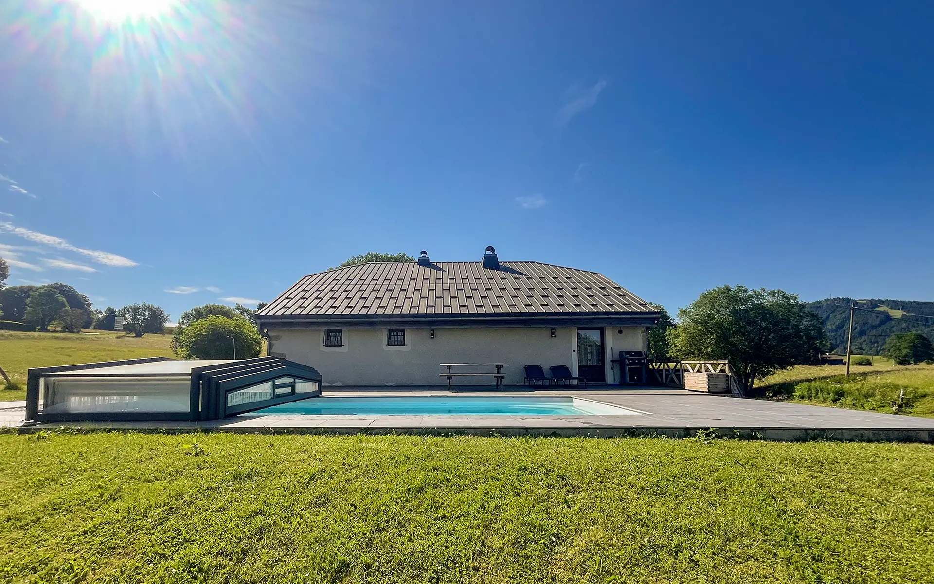 Piscine de la ferme rénovée aux Rousses dans le Jura à vendre - Arrière-Cour, agence immobilière spécialisée dans le Jura