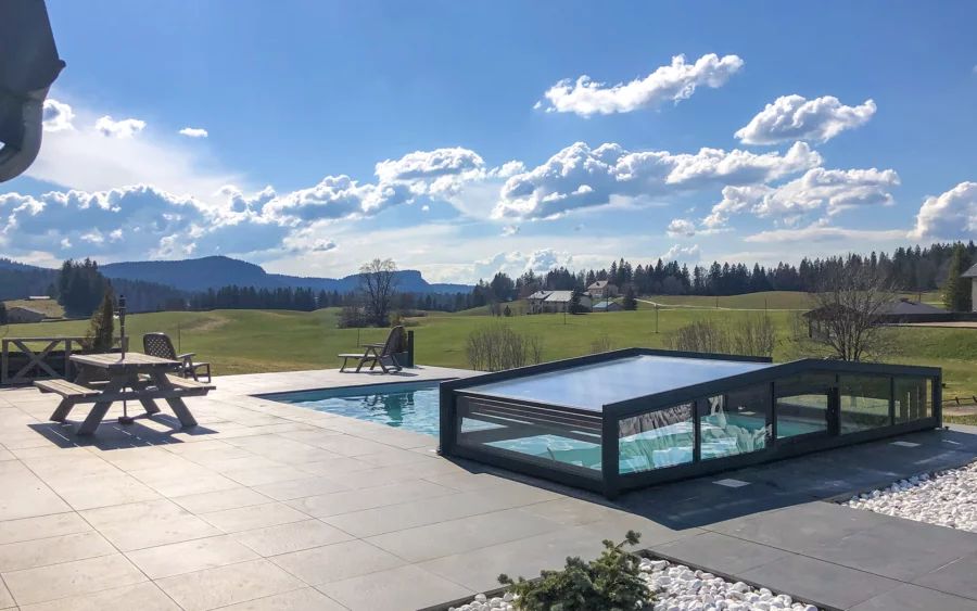 Piscine de la ferme rénovée aux Rousses dans le Jura à vendre - Arrière-Cour, agence immobilière spécialisée dans le Jura