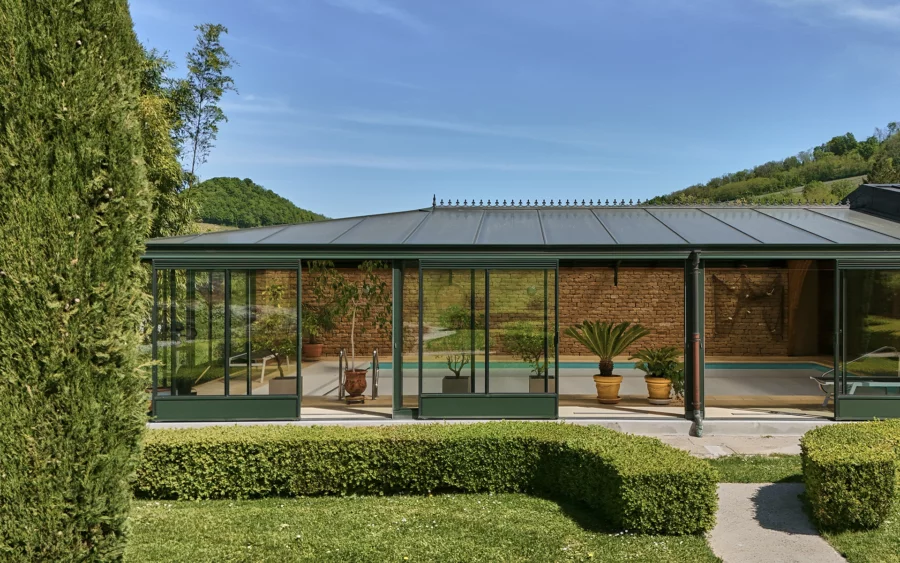 Piscine intérieure sur le Prieuré de l’étoile aux portes de Lons-le-Saunier à vendre - Arrière-Cour, agence immobilière spécialisée dans le Jura