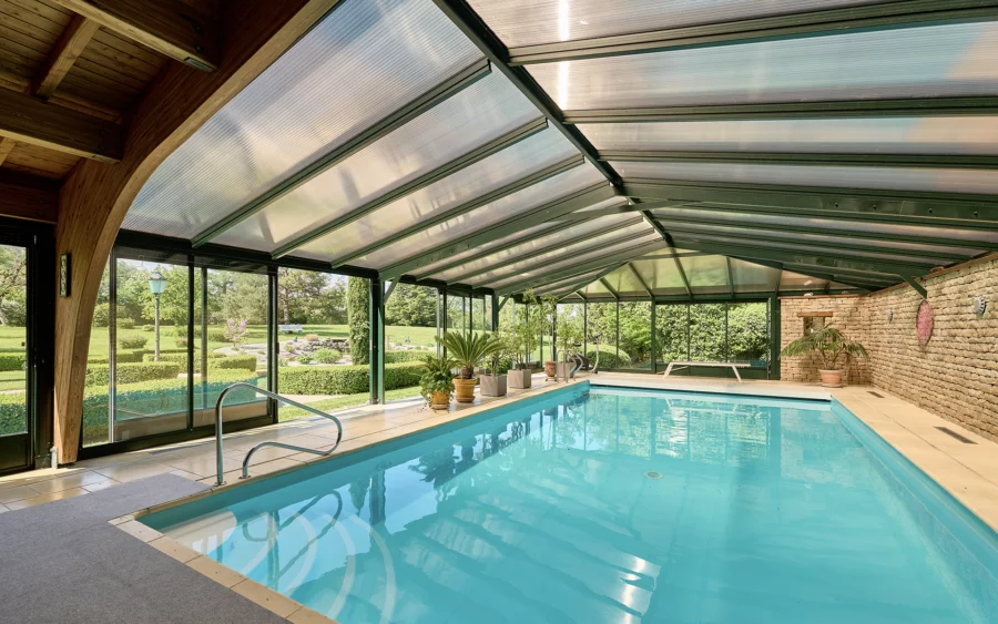 Piscine sur le Prieuré de l’étoile aux portes de Lons-le-Saunier à vendre - Arrière-Cour, agence immobilière spécialisée dans le Jura