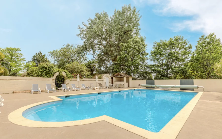 Piscine du manoir néoclassique en Occitanie à vendre - Arrière-Cour, agence immobilière spécialisée en Occitanie