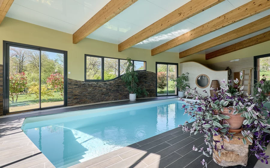 Piscine de la villa contemporaine sur les hauteurs des Montboucons à vendre - Arrière-Cour, agence immobilière spécialisée dans le Doubs