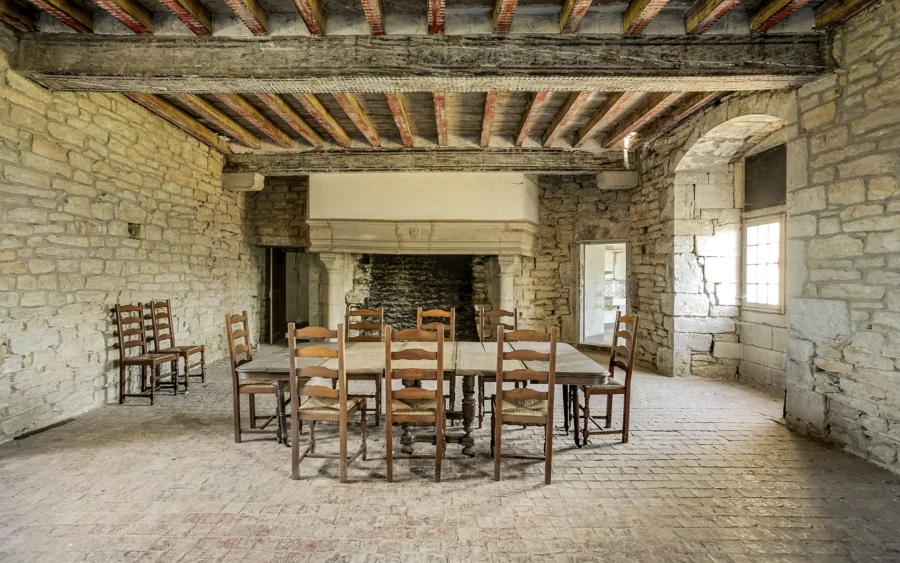Salle à manger du domaine du XVe siècle à Domblans à vendre - Arrière-Cour, agence immobilière spécialisée dans le Jura