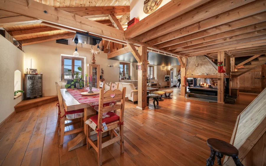 Salle à manger de la ferme rénovée aux Rousses dans le Jura à vendre - Arrière-Cour, agence immobilière spécialisée dans le Jura
