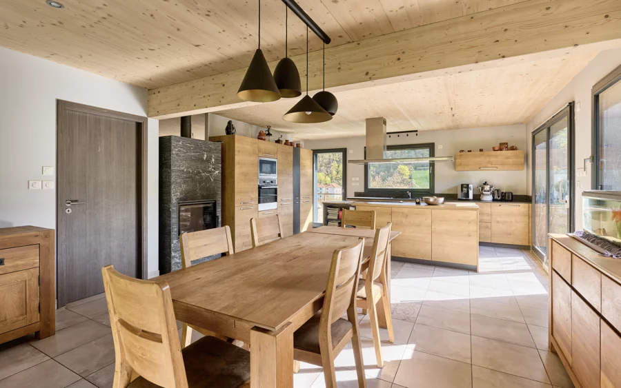 Salle à manger de la maison contemporaine en bois à Besançon à vendre - Arrière-Cour, agence immobilière spécialisée dans le Doubs