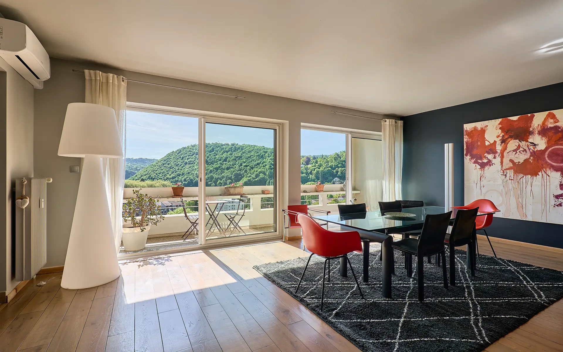 Salle à manger d'un rooftop avec terrasse à Besançon à vendre - Arrière-Cour, agence immobilière spécialisée dans le Doubs