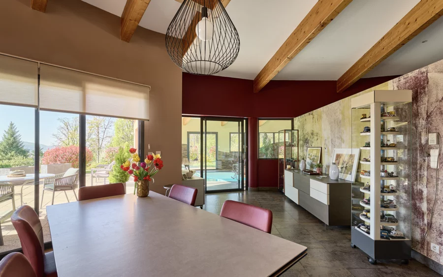 Salle à manger de la villa contemporaine sur les hauteurs des Montboucons à vendre - Arrière-Cour, agence immobilière spécialisée dans le Doubs