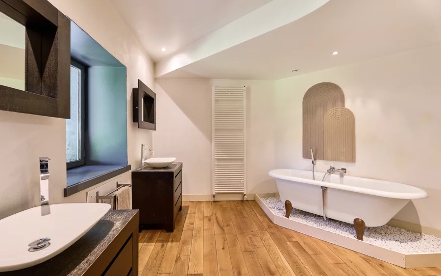 Salle de bain du moulin XVIIIe siècle rénové, à Rioz à vendre - Arrière-Cour, agence immobilière spécialisée en Haute-Saône