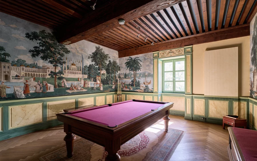 Salle de billard sur le Prieuré de l’étoile aux portes de Lons-le-Saunier à vendre - Arrière-Cour, agence immobilière spécialisée dans le Jura