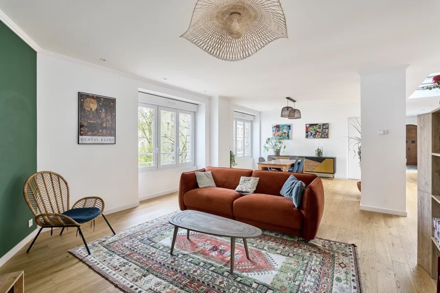 Salon de l'appartement rénové avec terrasse Besançon à vendre - Arrière-Cour, agence immobilière spécialisée dans le Doubs