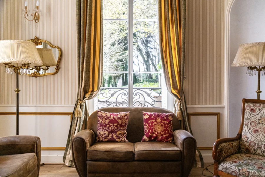 Salon du château et ses dépendances en Bourgogne à vendre - Arrière-Cour, agence immobilière spécialisée en Bourgogne