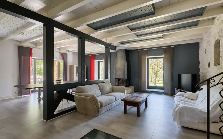 Salon du moulin XVIIIe siècle rénové, à Rioz à vendre - Arrière-Cour, agence immobilière spécialisée en Haute-Saône