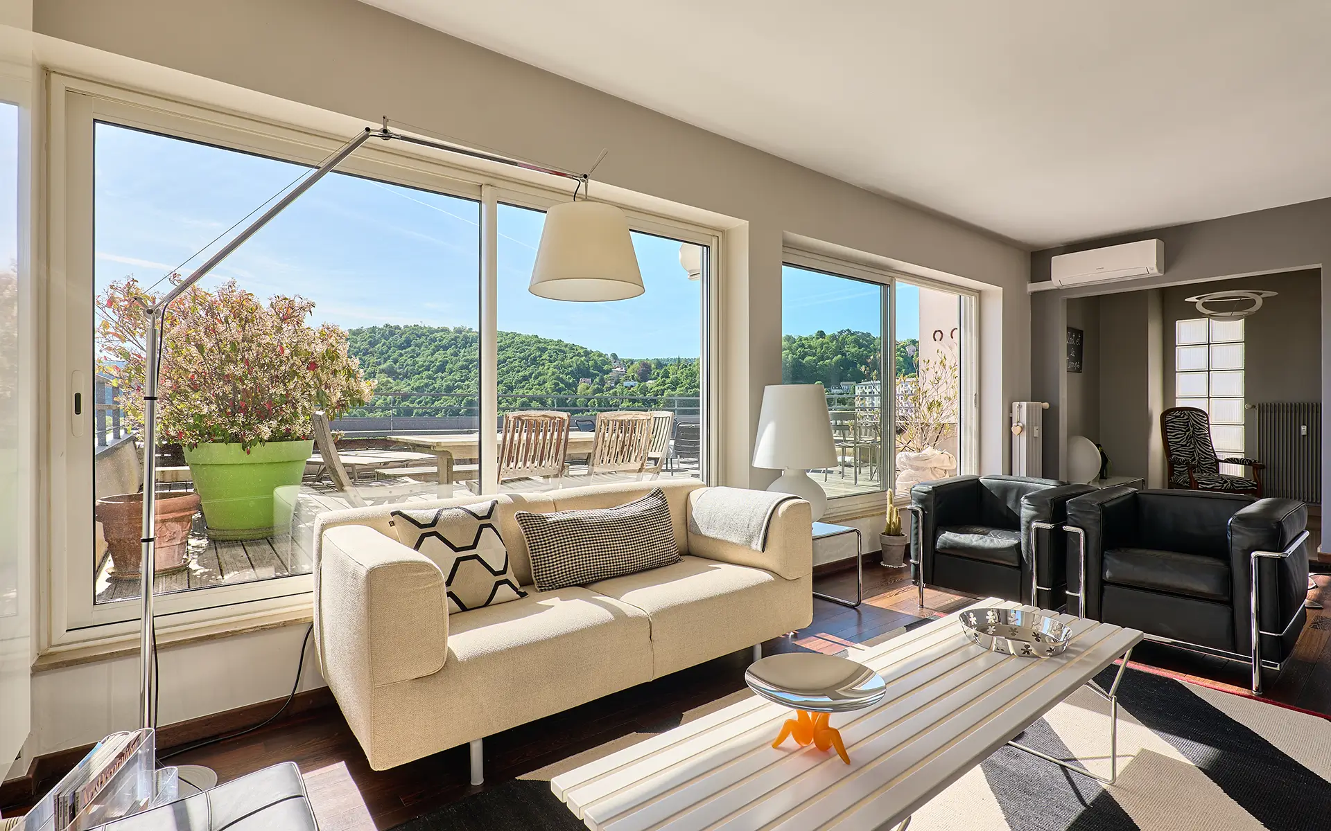 Salon lumineuse d'un rooftop avec terrasse à Besançon à vendre - Arrière-Cour, agence immobilière spécialisée dans le Doubs