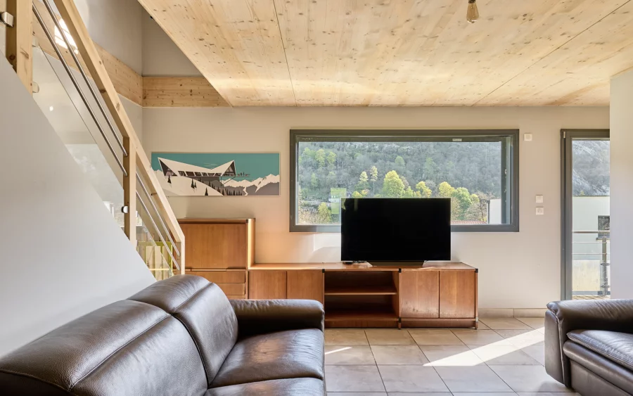 Salon de la maison contemporaine en bois à Besançon à vendre - Arrière-Cour, agence immobilière spécialisée dans le Doubs