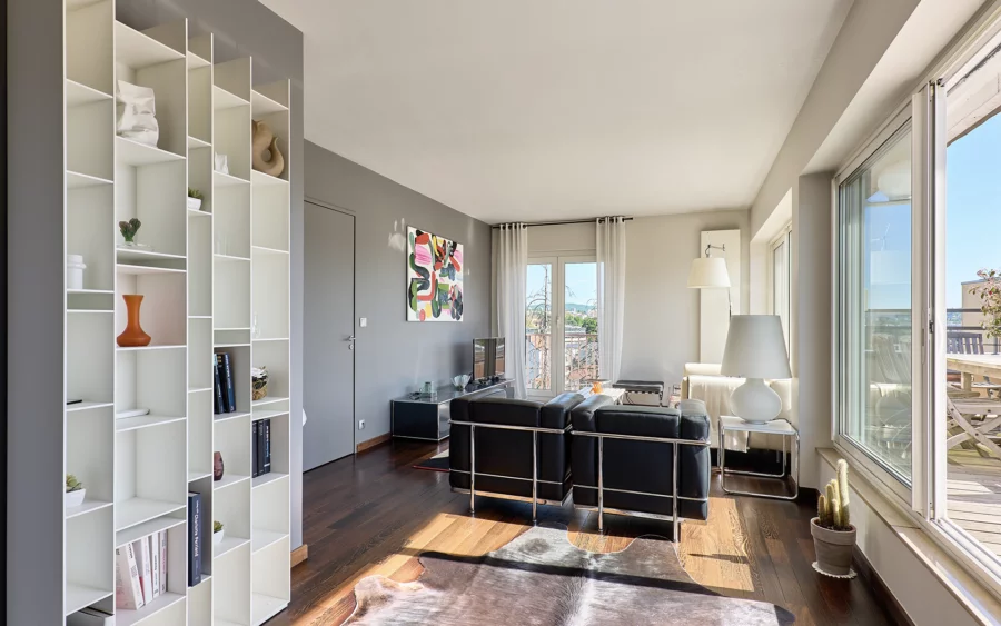 Salon d'un rooftop avec terrasse à Besançon à vendre - Arrière-Cour, agence immobilière spécialisée dans le Doubs