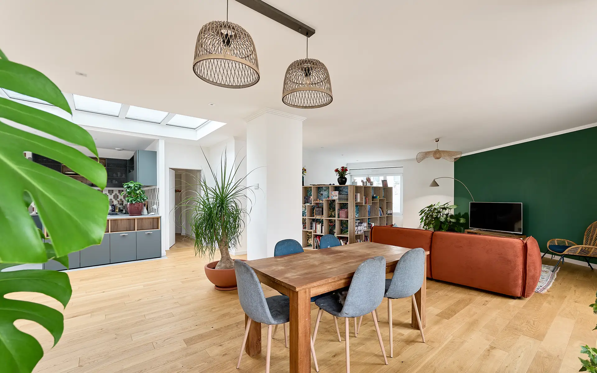 Séjour de l'appartement rénové avec terrasse Besançon à vendre - Arrière-Cour, agence immobilière spécialisée dans le Doubs