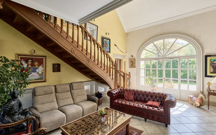 Séjour sur le Prieuré de l’étoile aux portes de Lons-le-Saunier à vendre - Arrière-Cour, agence immobilière spécialisée dans le Jura