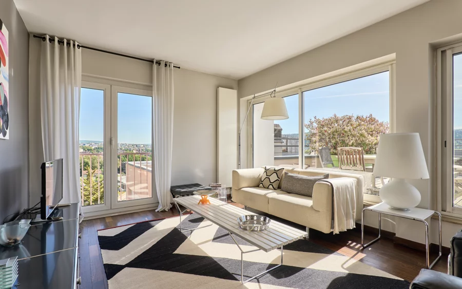 Séjour d'un rooftop avec terrasse à Besançon à vendre - Arrière-Cour, agence immobilière spécialisée dans le Doubs