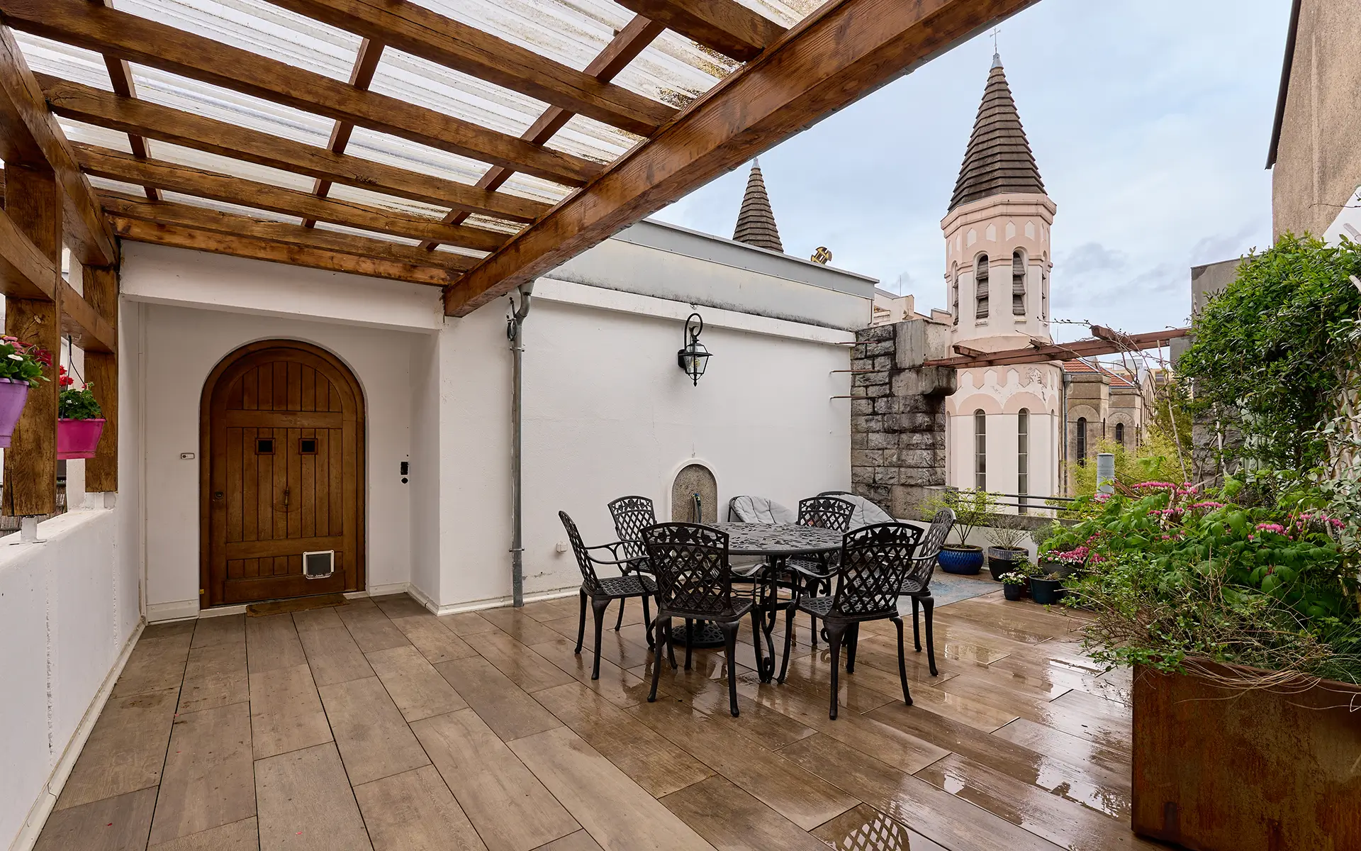 Terrasse de l'appartement rénové avec terrasse Besançon à vendre - Arrière-Cour, agence immobilière spécialisée dans le Doubs