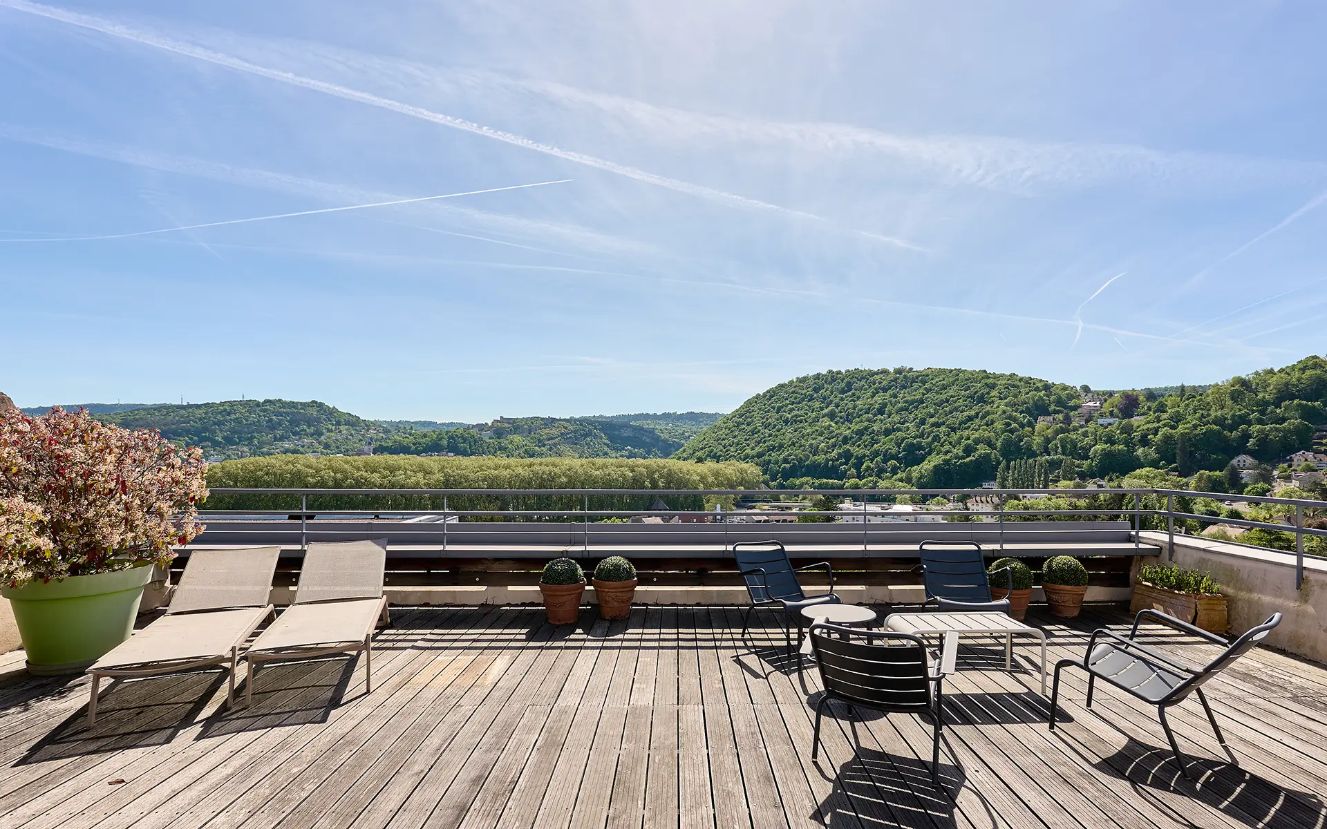 Terrasse et verdure d'un rooftop avec terrasse à Besançon à vendre - Arrière-Cour, agence immobilière spécialisée dans le Doubs