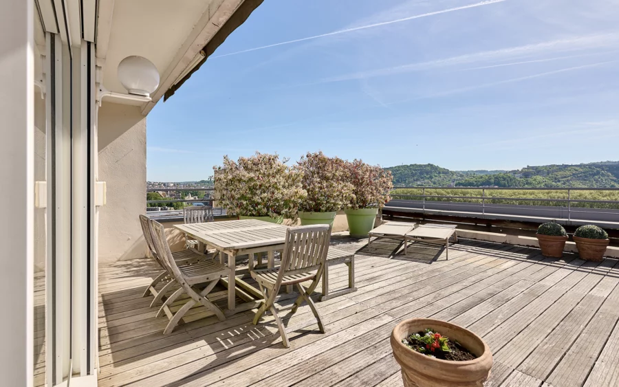 Terrasse d'un rooftop avec terrasse à Besançon à vendre - Arrière-Cour, agence immobilière spécialisée dans le Doubs