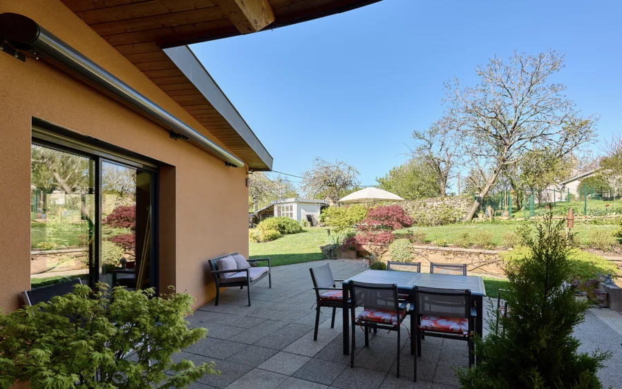 Terrasse de la villa contemporaine sur les hauteurs des Montboucons à vendre - Arrière-Cour, agence immobilière spécialisée dans le Doubs