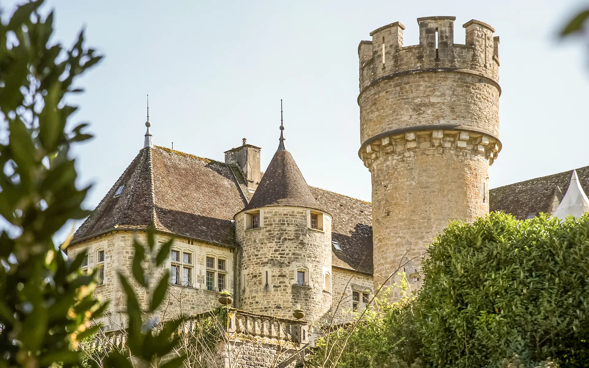Tour du domaine du XVe siècle à Domblans à vendre - Arrière-Cour, agence immobilière spécialisée dans le Jura