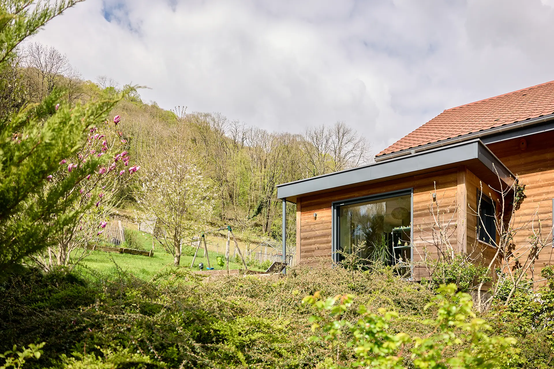 Verdure de la maison contemporaine en bois à Besançon à vendre - Arrière-Cour, agence immobilière spécialisée dans le Doubs