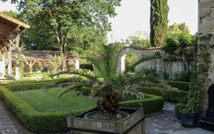 Verdure de la propriété avec moulin ancien en Haute-Marne à vendre - Arrière-Cour, agence immobilière spécialisée en Haute-Marne