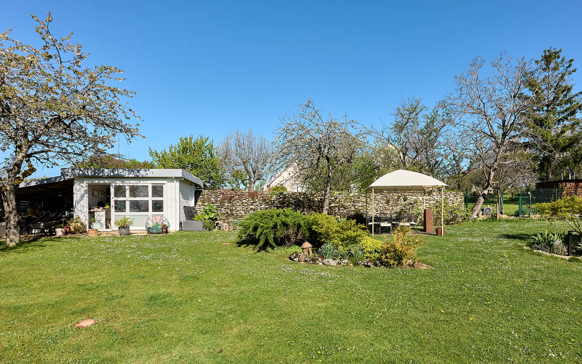 Verdure de la villa contemporaine sur les hauteurs des Montboucons à vendre - Arrière-Cour, agence immobilière spécialisée dans le Doubs