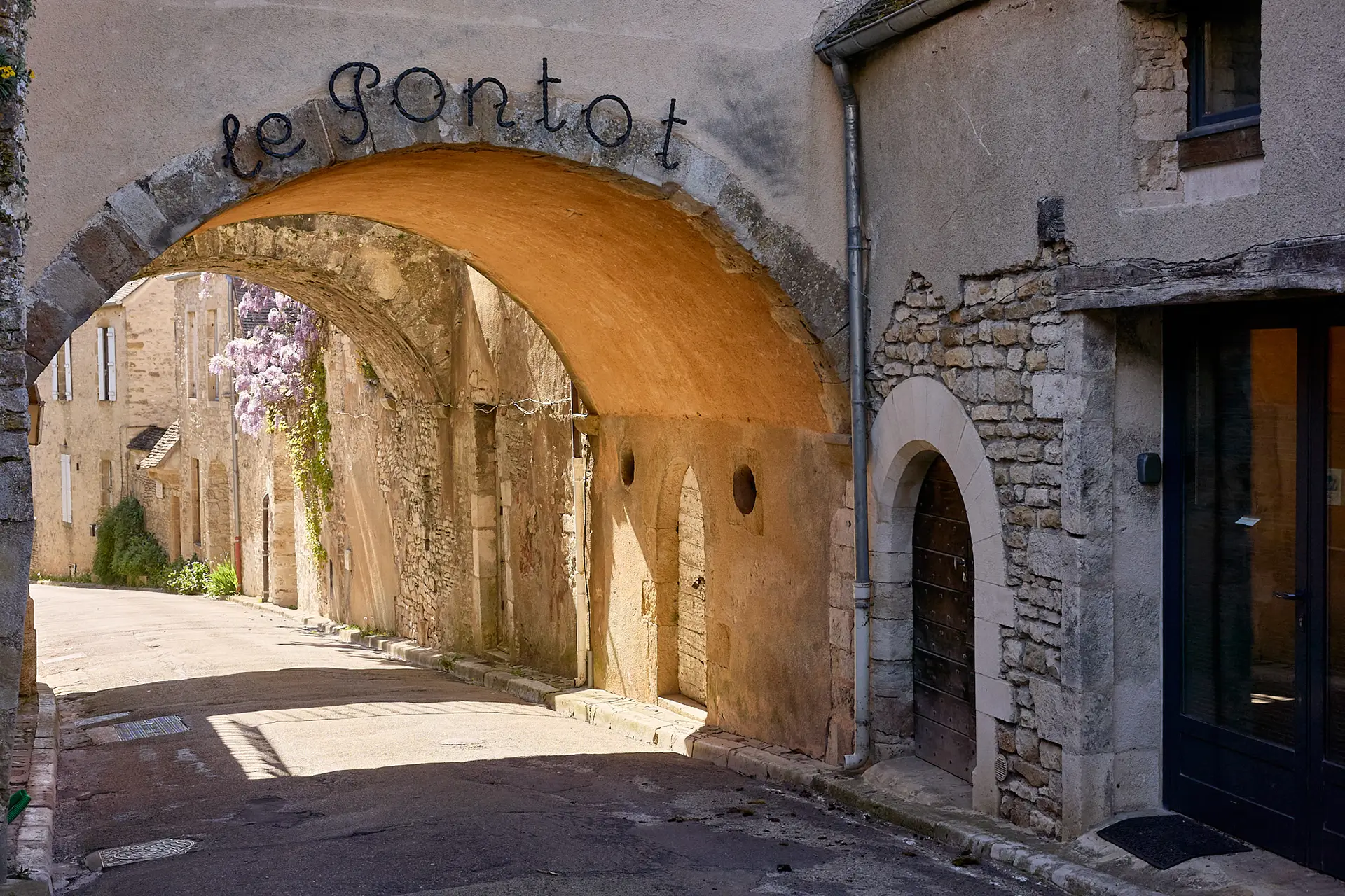 Village de la maison Badovici Gray, à Vézelay à vendre - Arrière-Cour, agence immobilière spécialisée dans la Yonne