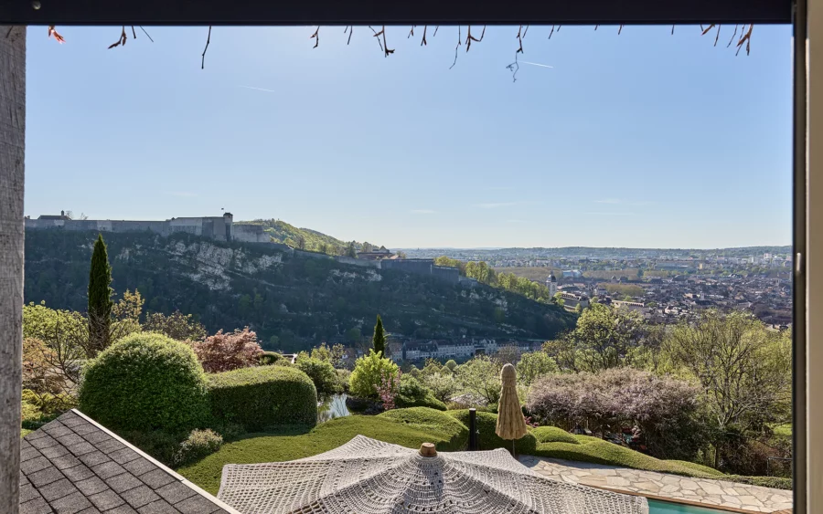 Vue de la citadelle des terrasses de Besançon à vendre - Arrière-Cour, agence immobilière spécialisée dans le Doubs